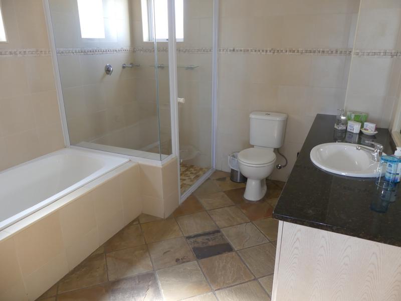 To Let 3 Bedroom Property for Rent in Golden Mile Western Cape
